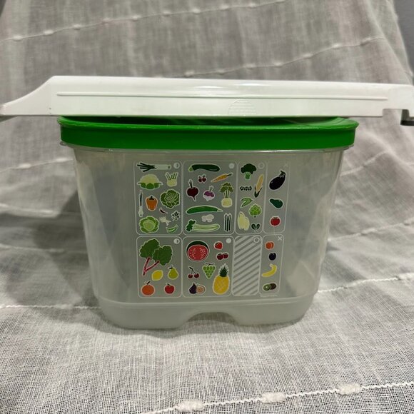 TupperWare FridgeSmart Medium Deep w grater/slicer add-on, Fresh Fridge Storage - Picture 3 of 11
